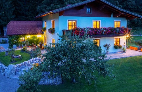 Golling an der Salzach Apartment | Landhaus Stockl - apartment /apartment, shower and bath, toilet, 2 bedrooms