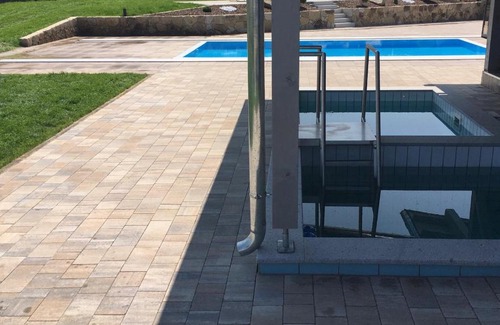 Neukirchen-Balbini Apartment | Landhaus Ferienwohnungen mit Pool und Wellness