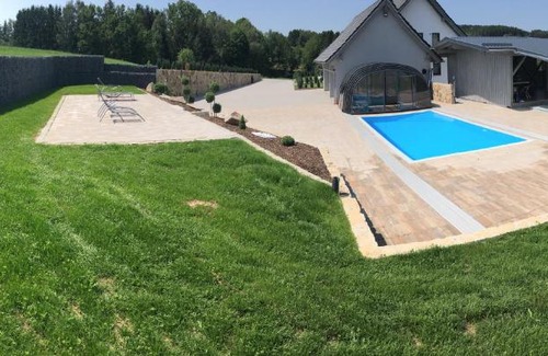 Neukirchen-Balbini Apartment | Landhaus Ferienwohnungen mit Pool und Wellness