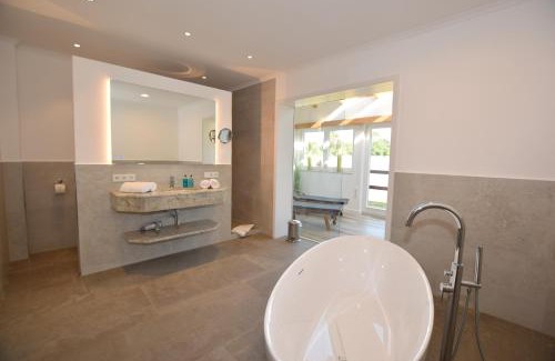 Bosau House | Landhaus Hideaway mit Aussenpool, Sauna und Kamin