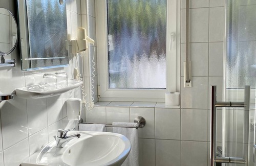 Immerath House | Landhaus Schend - double room shower/toilet