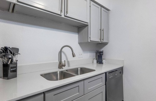 Windsor Park Apartment | Landing | Amazing 1BD, Gym