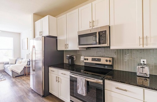 Conroe Apartment | Landing | Amazing 1BD, Gym, Yoga Studio
