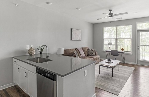 Madison Apartment | Landing | Amazing 1BD, Pool, Gym