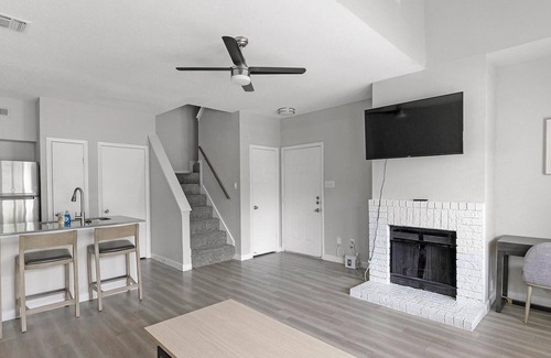 Fort Worth Apartment | Landing | Amazing 1BD, Pool, Gym