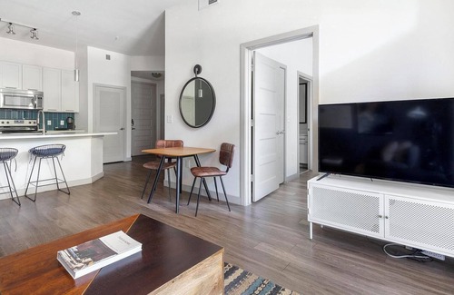 Downtown San Antonio Apartment | Landing | Amazing 1BD, Pool, Clubhouse