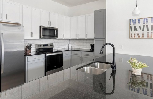 San Marco Apartment | Landing | Amazing 2BD, Pool, Gym