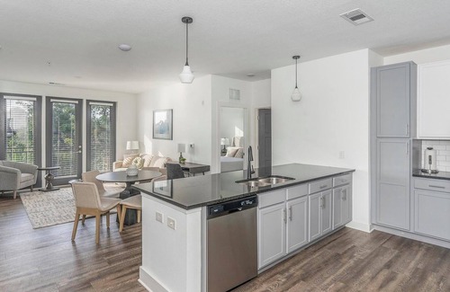 San Marco Apartment | Landing | Amazing 2BD, Pool, Gym