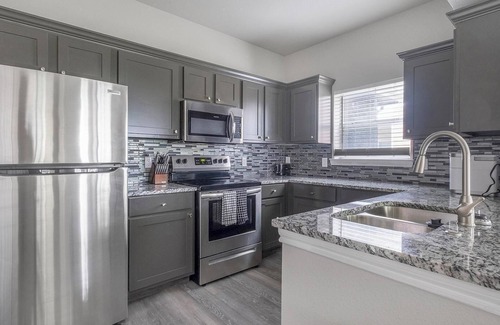 Richmond Apartment | Landing | Amazing 2BD, Pool, Gym