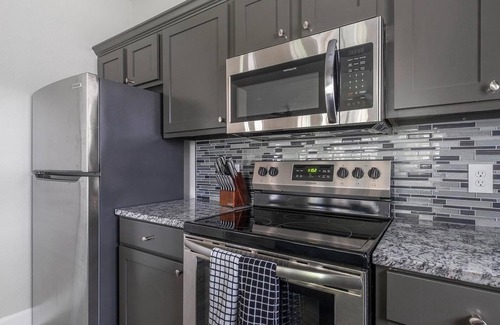 Richmond Apartment | Landing | Amazing 2BD, Pool, Gym
