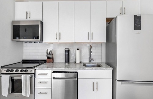 Five Points South Apartment | Landing | Amazing Studio, Rooftop Lounge, Pool