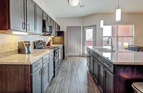 Fort Worth Apartment | Landing at Bottle House on Main - 2 Bedrooms in.