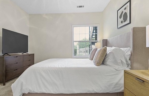 Winston - Salem Apartment | Landing at Crowne Oaks - 2 Bedrooms in Downtown Winston Salem