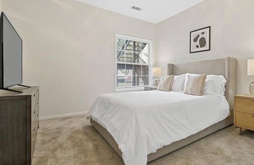 Winston - Salem Apartment | Landing at Crowne Oaks - 2 Bedrooms in Downtown Winston Salem