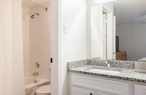 Fort Worth Apartment | Landing at Dixon at Stonegate - 1 Bedroom in Downtown Fort Worth