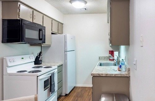 South Tulsa Apartment | Landing at Echo Trail Apartments - 2 Bedrooms i.