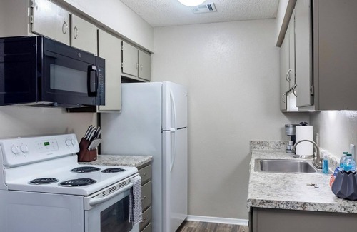 South Tulsa Apartment | Landing at Echo Trail Apartments - 1 Bedroom in.