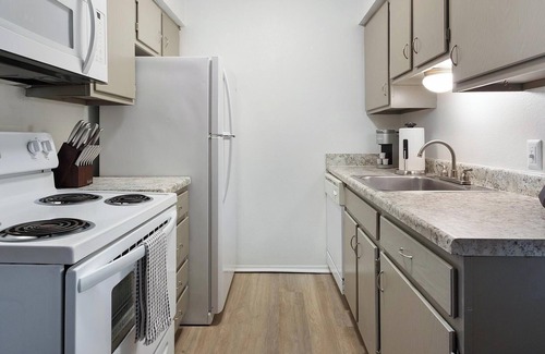 South Tulsa Apartment | Landing at Echo Trail Apartments - 1 Bedroom in.