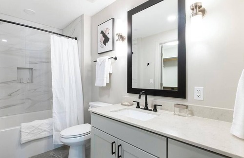 Greenway Plaza-Upper Kirby Apartment | Landing at Novel River Oaks - 2 Bedrooms in River Oaks