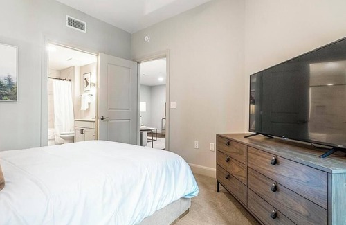 Greenway Plaza-Upper Kirby Apartment | Landing at Novel River Oaks - 2 Bedrooms in River Oaks