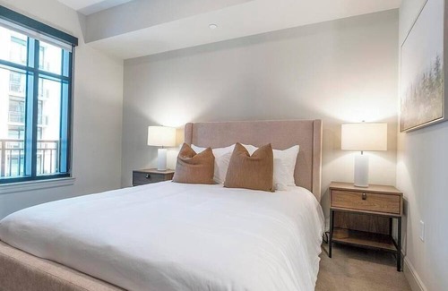 Greenway Plaza-Upper Kirby Apartment | Landing at Novel River Oaks - 2 Bedrooms in River Oaks