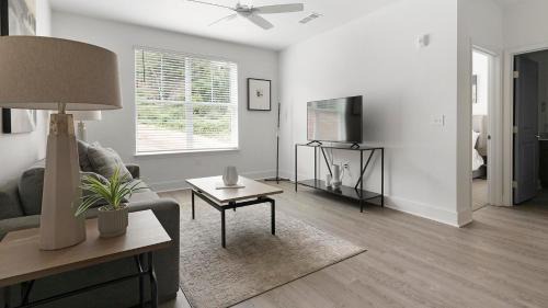 Crestline Heights Apartment | Landing at Station at Crestline - Mountain Brook