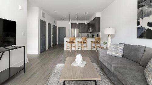 Crestline Heights Apartment | Landing at Station at Crestline - Mountain Brook