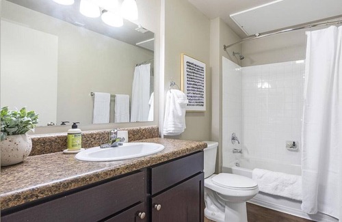 Brooks City Base Apartment | Landing at The Anderson at Brooks - 2 Bedrooms in Stinson Airport Vicinity