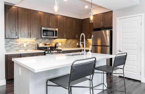 Rhodes Ranch Apartment | Landing at The Mercer - 2 Bedrooms in Rhodes Ranch