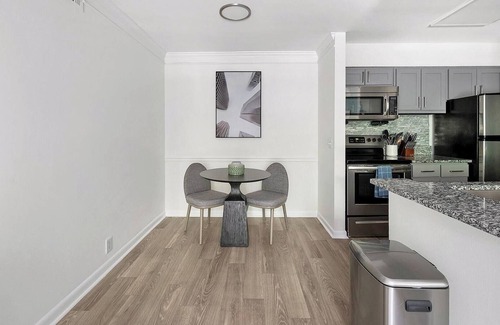 Green Hills Apartment | Landing at The Metropolitan - 1 Bedroom in Nash.