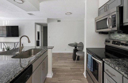 Green Hills Apartment | Landing at The Metropolitan - 1 Bedroom in Nash.