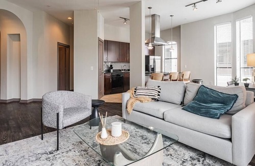 Greenway Plaza-Upper Kirby Apartment | Landing at The Metropole - 2 Bedrooms in Greenway/Upper Kirby Area