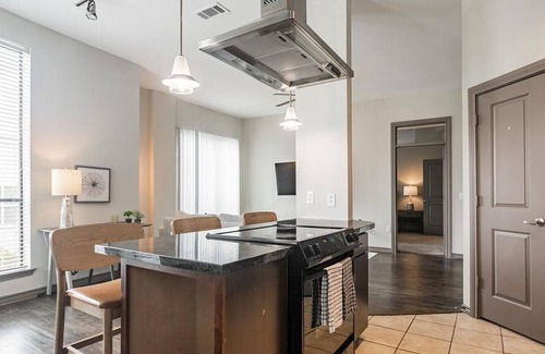 Greenway Plaza-Upper Kirby Apartment | Landing at The Metropole - 2 Bedrooms in Greenway/Upper Kirby Area