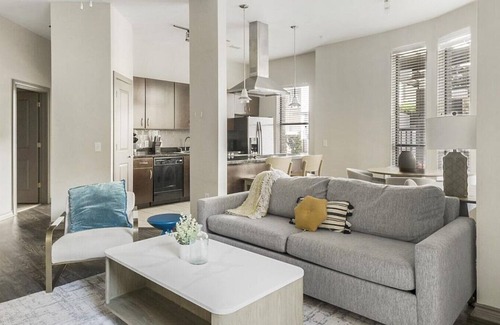 Greenway Plaza-Upper Kirby Apartment | Landing at The Metropole - 2 Bedrooms in Greenway /Upper Kirby Area