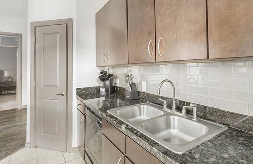 Greenway Plaza-Upper Kirby Apartment | Landing at The Metropole - 2 Bedrooms in Greenway /Upper Kirby Area