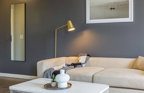 Tri-West Apartment | Landing at Villa Francisca - 1 Bedroom in Central La