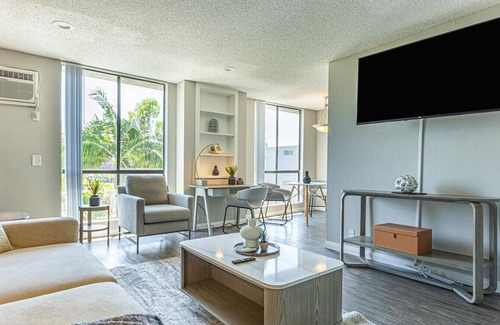 Tri-West Apartment | Landing at Villa Francisca - 1 Bedroom in Central La