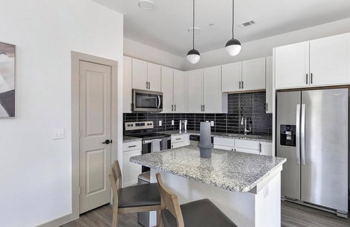 Fort Worth Apartment | Landing | Beautiful 1BD, Gym, Pool