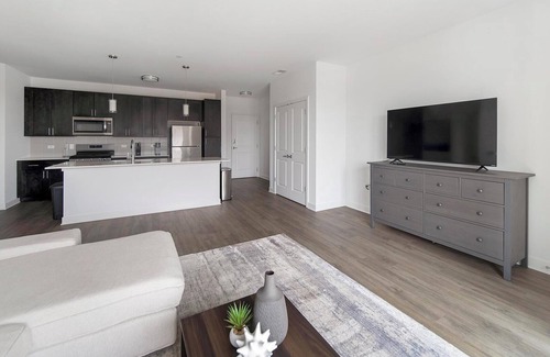 Schaumburg Apartment | Landing | Beautiful 1BD, Clubhouse, Pool