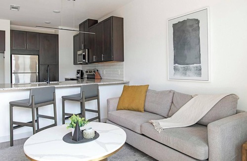 Dallas Apartment | Landing | Beautiful 1BD, Pool, Gym