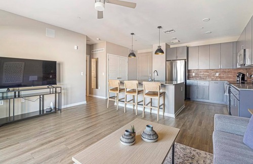 Warehouse District Apartment | Landing | Beautiful 1BD, Yoga Studio, Game Room