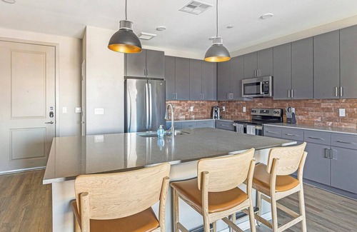 Warehouse District Apartment | Landing | Beautiful 1BD, Yoga Studio, Game Room