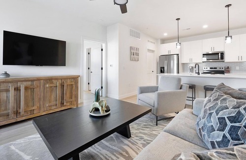 Casa Grande Apartment | Landing | Beautiful 2BD, Clubhouse, Pool