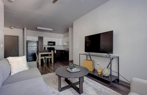 Tobin Hill Apartment | Landing | Beautiful 2BD, Gym, Courtyard