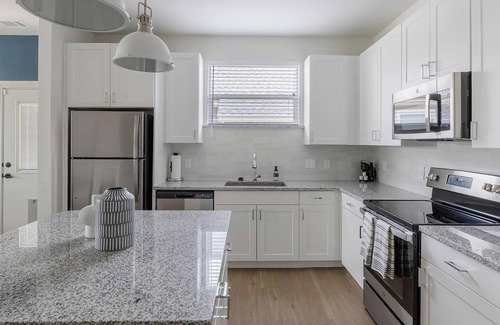 Tarrant County Apartment | Landing | Beautiful 2BD, Clubhouse, Gym