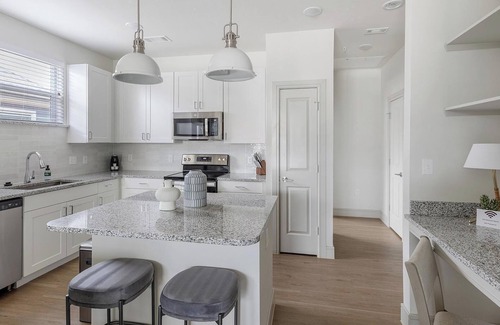 Tarrant County Apartment | Landing | Beautiful 2BD, Clubhouse, Gym