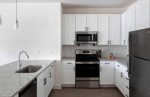 Athens Apartment | Landing | Beautiful 2BD, Gym, Yoga Studio