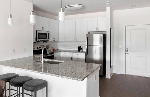 Athens Apartment | Landing | Beautiful 2BD, Gym, Yoga Studio