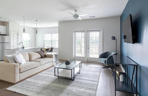 Athens Apartment | Landing | Beautiful 3BD, Gym, Yoga Studio