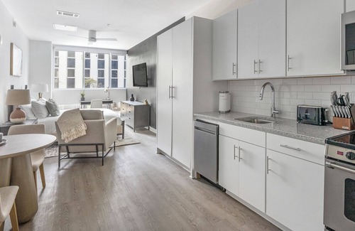 Five Points South Apartment | Landing | Beautiful Studio, Pool, Gym
